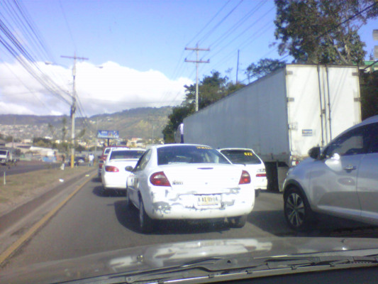 Imprudencia provoca congestionamiento vial en el anillo periférico