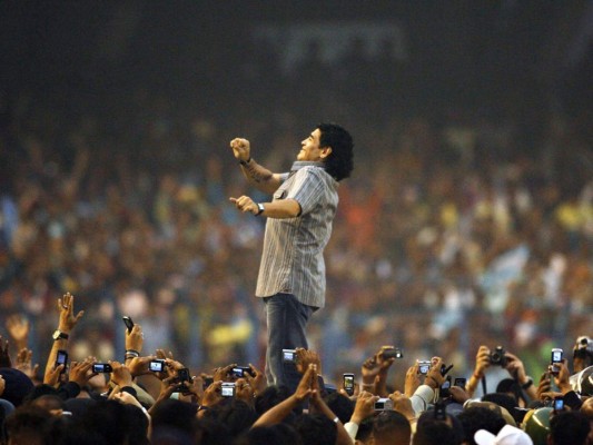 El mundo del fútbol le rinde culto a Diego Maradona en su cumpleaños 60