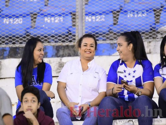 FOTOS: Bellas hondureñas presentes en el duelo Honduras vs Trinidad y Tobago