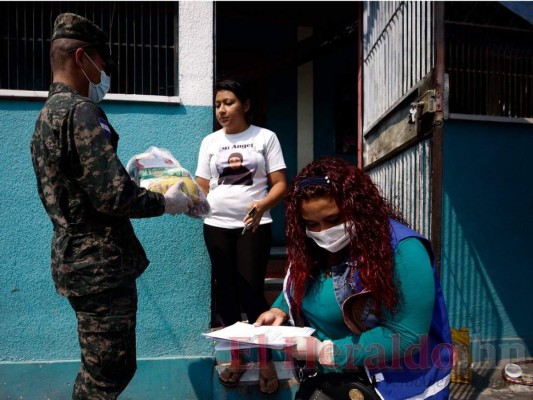 FOTOS: Entregan bolsa solidaria a vecinos de colonia Santa Isabel de la capital
