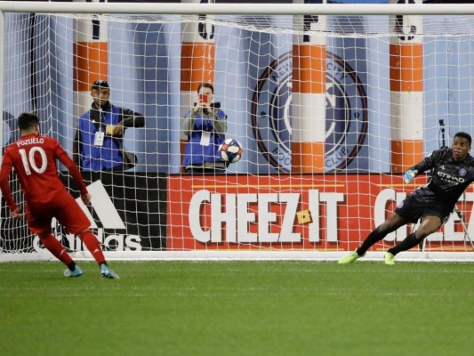 El volante español Alejandro Pozuelo (10) anota de penal frente al arquero Sean Johnson del New York City FC para conseguir la victoria 2-1 en la semifinal de la Conferencia del Este de la MLS, el miércoles 23 de octubre de 2019. (AP Foto/Frank Franklin II)