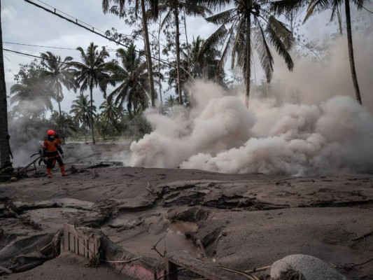 Barro, cenizas y desolación a la sombra del volcán Semeru en Indonesia (Fotos)