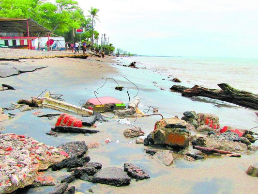 Playa de Cedeñoen el sur de Honduras continúa inundada de escombros