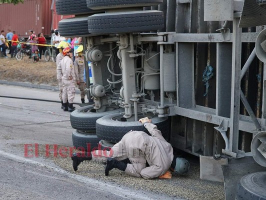 La trágica escena del motociclista aplastado por un contenedor en Choloma