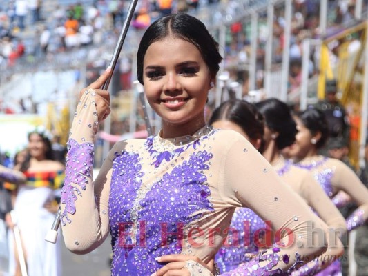 FOTOS: Los rostros más bellos de las jóvenes en los desfiles patrios