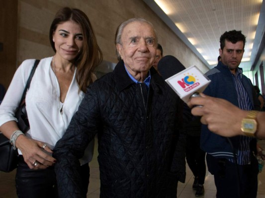 El expresidente argentino Carlos Menem falleció este domingo en una clínica de Buenos Aires a los 90 años de edad.