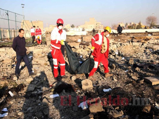 Cuerpos carbonizados y escombros, impactante escena del avión accidentado en Irán