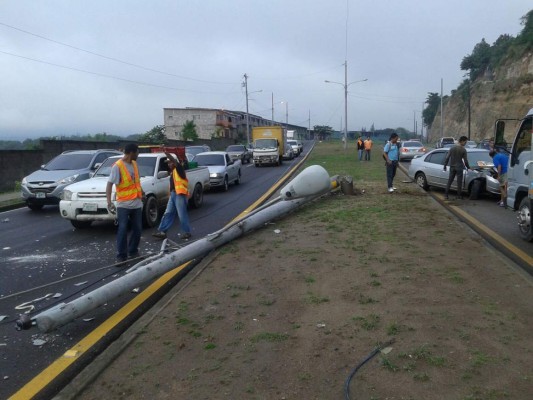 Carro impacta contra poste en anillo periférico