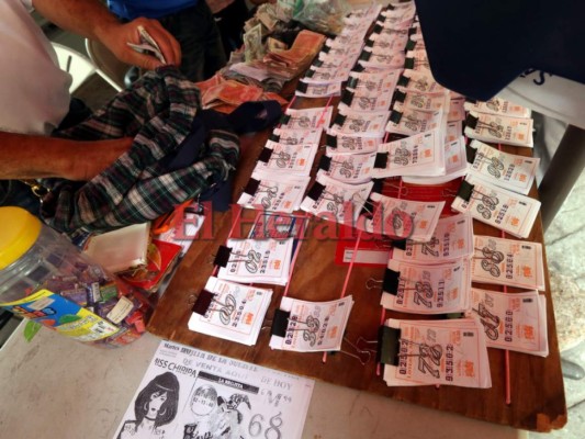 El Pani vende a 13.83 el pliego de Lotería Menor en pedazos, pero a grupitos, denunciaron. (Foto: El Heraldo Honduras)
