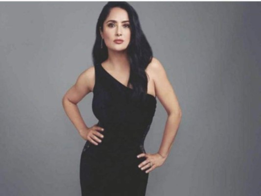 Salma Hayek despide 2020 en deslumbrantes trajes de baño y al natural