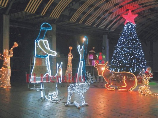 El brillo de miles de luces enciende el espíritu de la Navidad en la capital