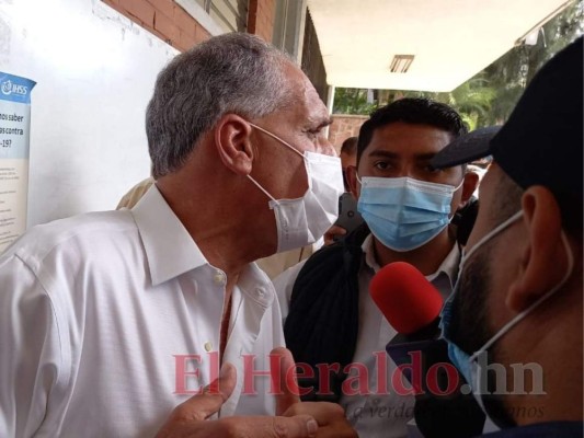 Con paz, tranquilidad y entre la multitud: Así ejerció el sufragio Nasry 'Tito' Asfura