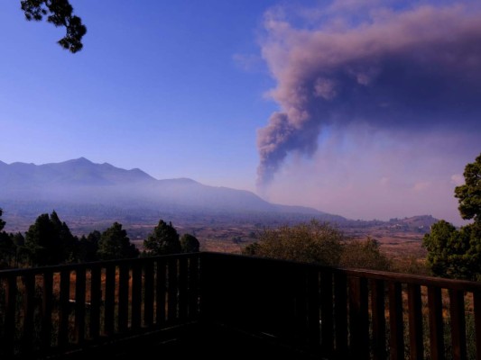 Erupción de volcán de La Palma cierra nuevamente aeropuerto en la isla  