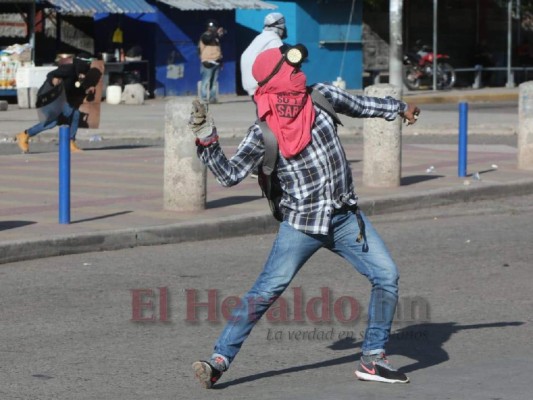 Caos y tráfico vehicular en el bulevar Suyapa por tomas en la UNAH