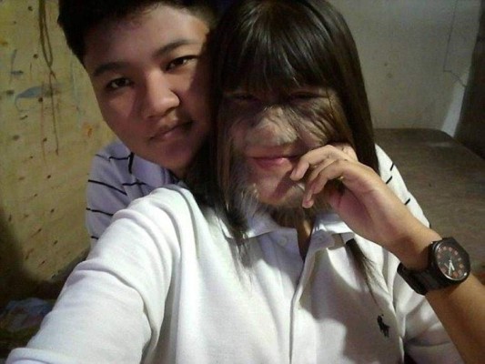 La mujer más velluda del mundo se depila su rostro por amor