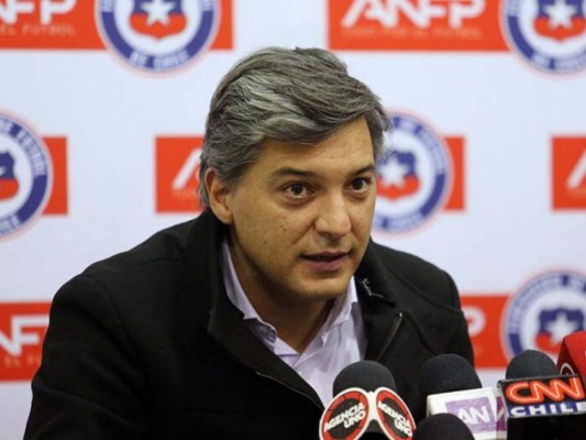 Presidente de federación chilena de fútbol confirma su renuncia al cargo