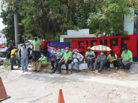 Las imágenes que dejó la protesta de empleados de aeronáutica para exigir pagos y vacuna