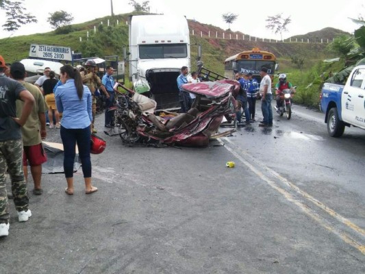 Cuatro personas muertas y al menos seis heridas en fatal accidente de tránsito en Tela, Atlántida