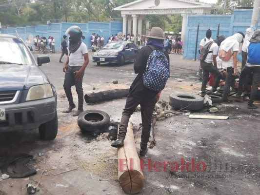 Estudiantes bloquean calle frente al Instituto Central Vicente Cáceres en la capital