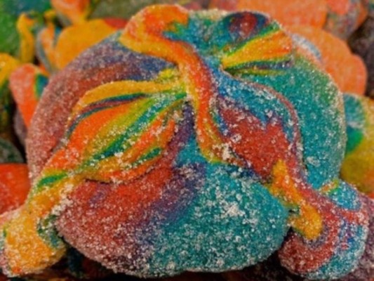 Pan de muerto arcoíris, la nueva tendencia
