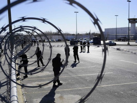 Dos reos piden ir al baño y se fugan de juzgado en México