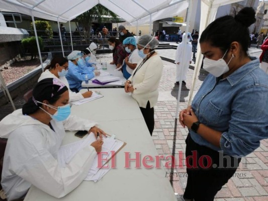 Salud realiza brigadas médicas contra el covid-19 en el Parque Central de Tegucigalpa