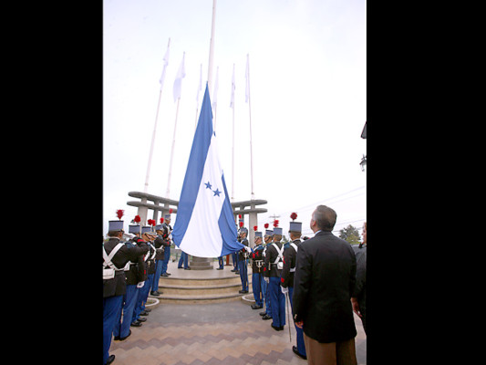 Pabellón Nacional ondea en la plaza de Las Banderas de Tegucigalpa