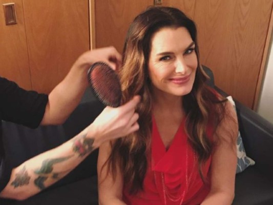 Brooke Shields posa en diminuto traje de baño a sus 52 años