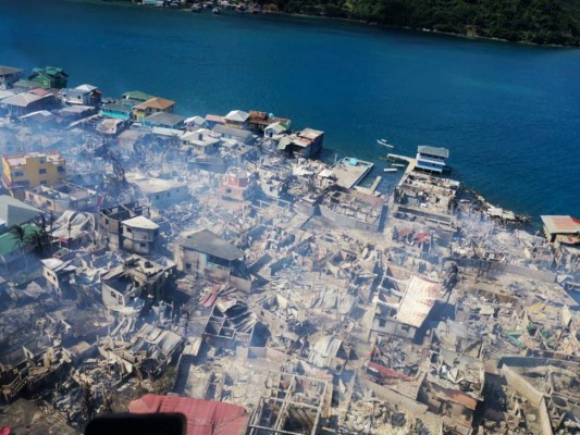 Las dramáticas imágenes del desastre tras el incendio en la isla de Guanaja