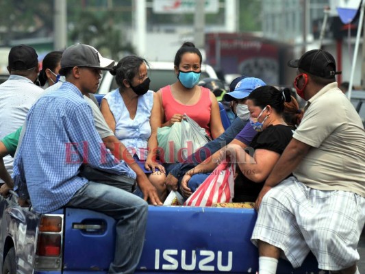 Unos compran, otros van al banco y muchos salen a pedir: La capital en tiempo de pandemia