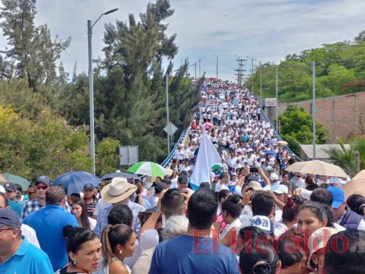 FOTOS: Con 'Marcha por la paz' piden a maestros y médicos retornar a sus labores