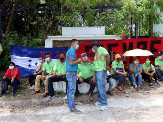 Las imágenes que dejó la protesta de empleados de aeronáutica para exigir pagos y vacuna