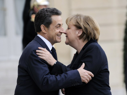 Merkel y Sarkozy buscan acuerdo para salvar euro