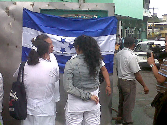 Huelguistas impiden acceso de personal de enfermería al Escuela