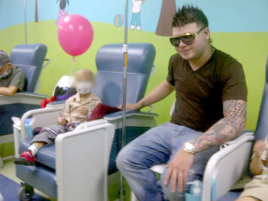 Farruko llevó alegría a los niños con cáncer del Materno Infantil