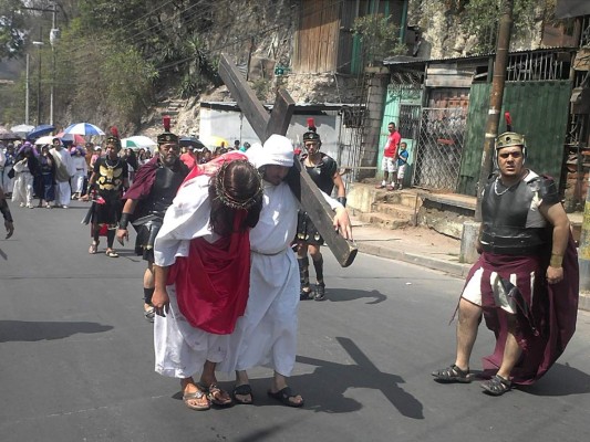 Fe y devoción de hondureños en solemne procesión del Vía Crucis
