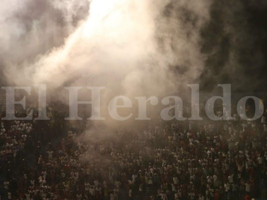 Barra que apoya a Olimpia burla los seis anillos de seguridad de la Policía