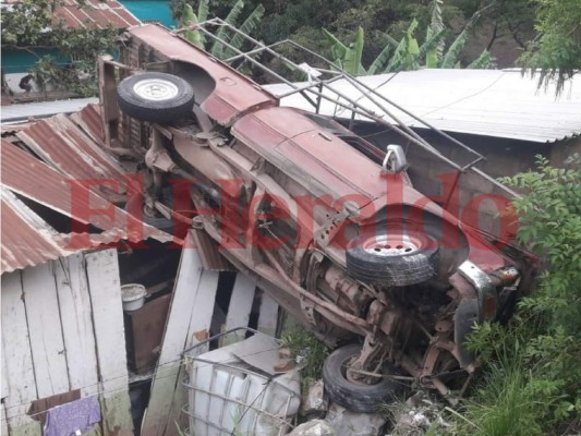 Vehículo cae sobre una vivienda y casi termina con la vida de un niño en la capital