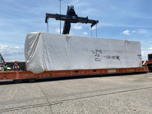 FOTOS: Así fue el traslado e inspección de contenedores con hospitales móviles