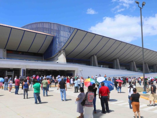 Aplican segundas dosis de AstraZeneca, Moderna y Pfizer en el Polideportivo de la UNAH&nbsp;&nbsp;