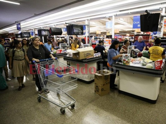 FOTOS: Carretas repletas y enormes filas, así lucen los supermercados de la capital