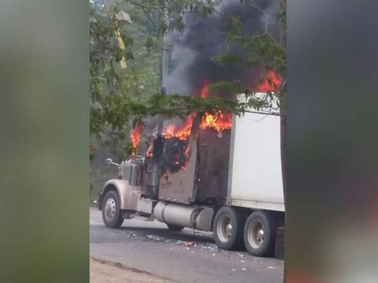 Prenden fuego a cinco camiones en la carretera que conduce a Trujillo