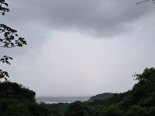 FOTOS: Vigilan zonas en alerta por llegada de poderosa tormenta Nana