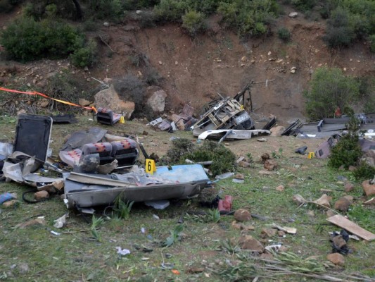 Hecho pedazos, así quedó el bus que se accidentó en Túnez y dejó 24 muertos