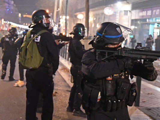 FOTOS: Caos y destrucción en París tras otro día de protestas de los chalecos amarillos