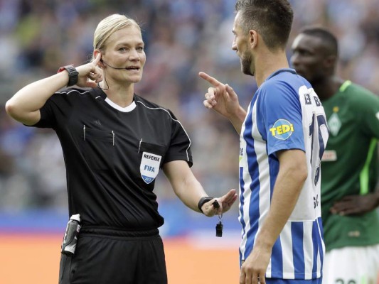 Primera mujer árbitro hace su debut en la Bundesliga