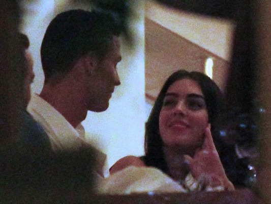 Cristiano Ronaldo es captado muy acaramelado junto a Georgina Rodríguez