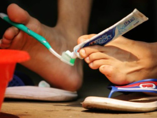Le niegan un préstamo porque no pudo colocar su huella dactilar... el hombre nació sin brazos