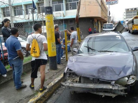 Dos heridos deja colisión de carros