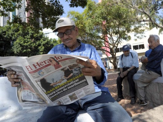 Los lectores recibieron con gran entusiasmo el cambio de formato del diario. Foto Alejandro Amador / EL HERALDO